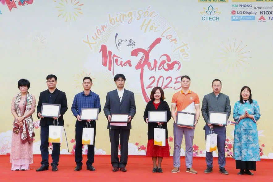 KOS Vinh Danh Sinh Viên Xuất Sắc & Nhận Chứng Nhận Đóng Góp Tại Lễ Hội Mùa Xuân 2025 – CTECH